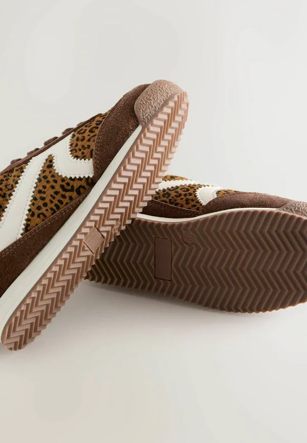 Кроссовки в стиле ретро со шнуровкой и стандартным кроем Next, Suede Leopard Print — фото 4
