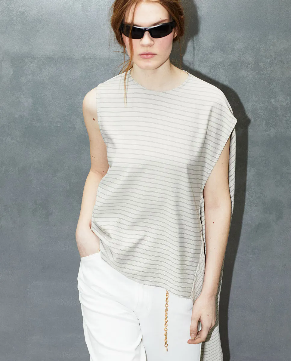 

Асимметричный топ с высоким вырезом Sfera, светло-серый