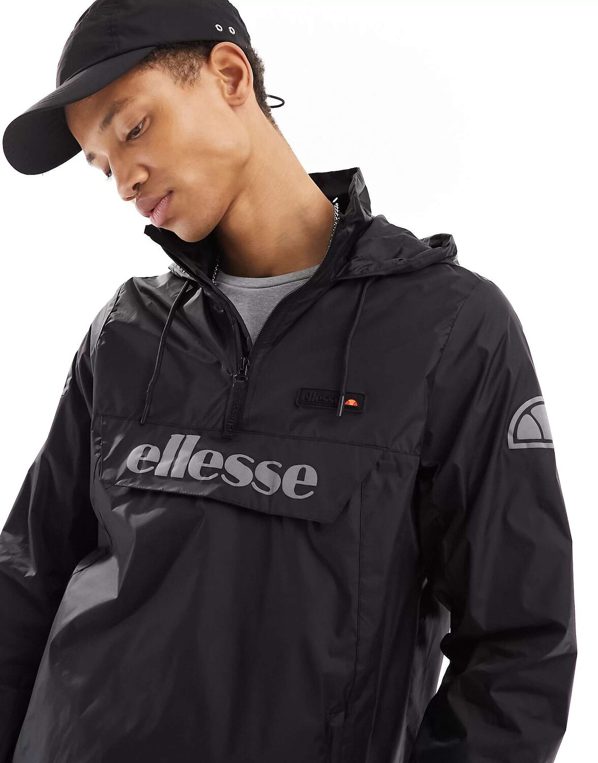 

Черная верхняя куртка Ellesse