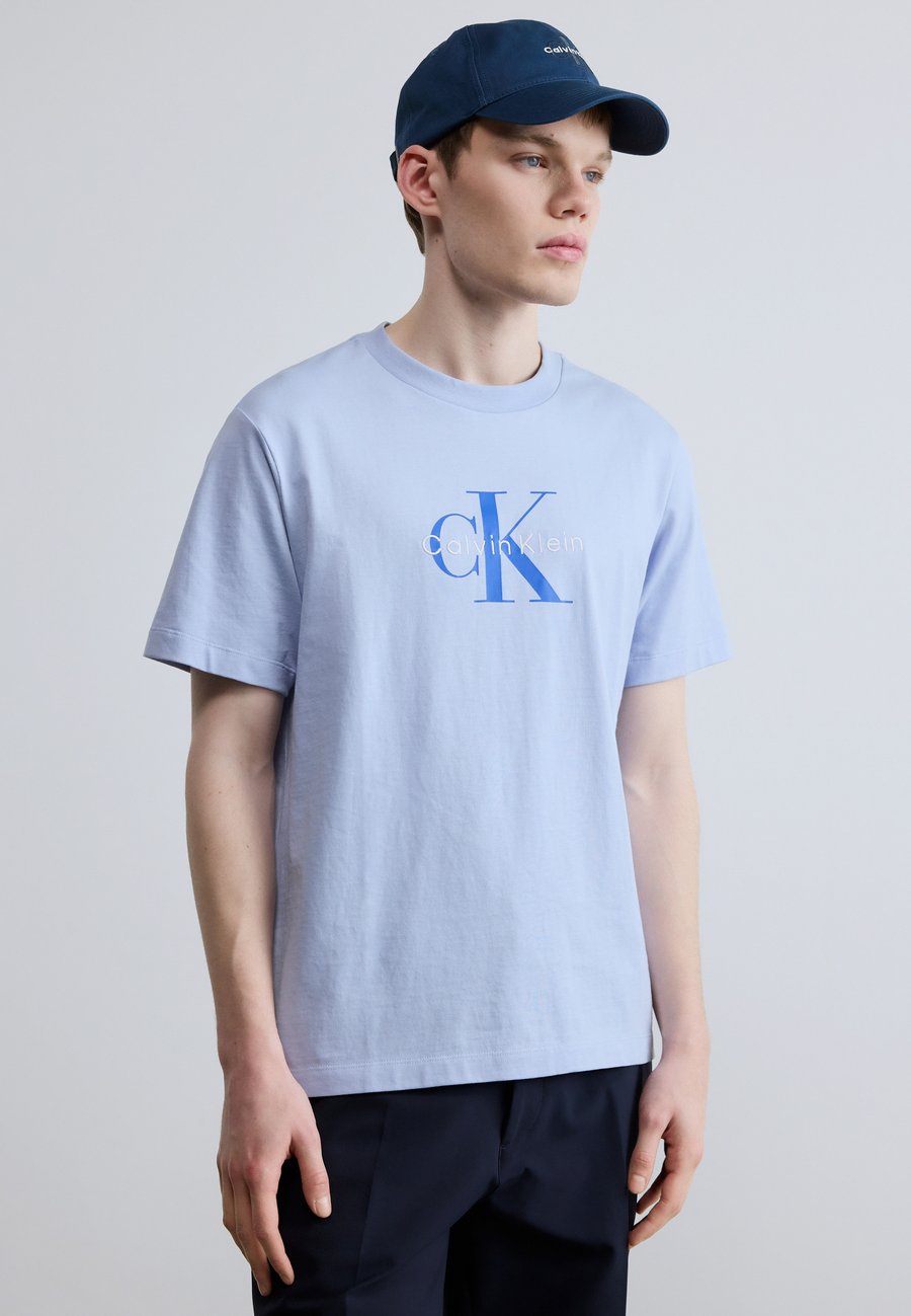 

Футболка Calvin Klein Jeans HERO MONOLOGO TEE 20S, Casual Blue/Light Blue, Синий, Футболка Calvin Klein Jeans HERO MONOLOGO TEE 20S, Casual Blue/Light Blue