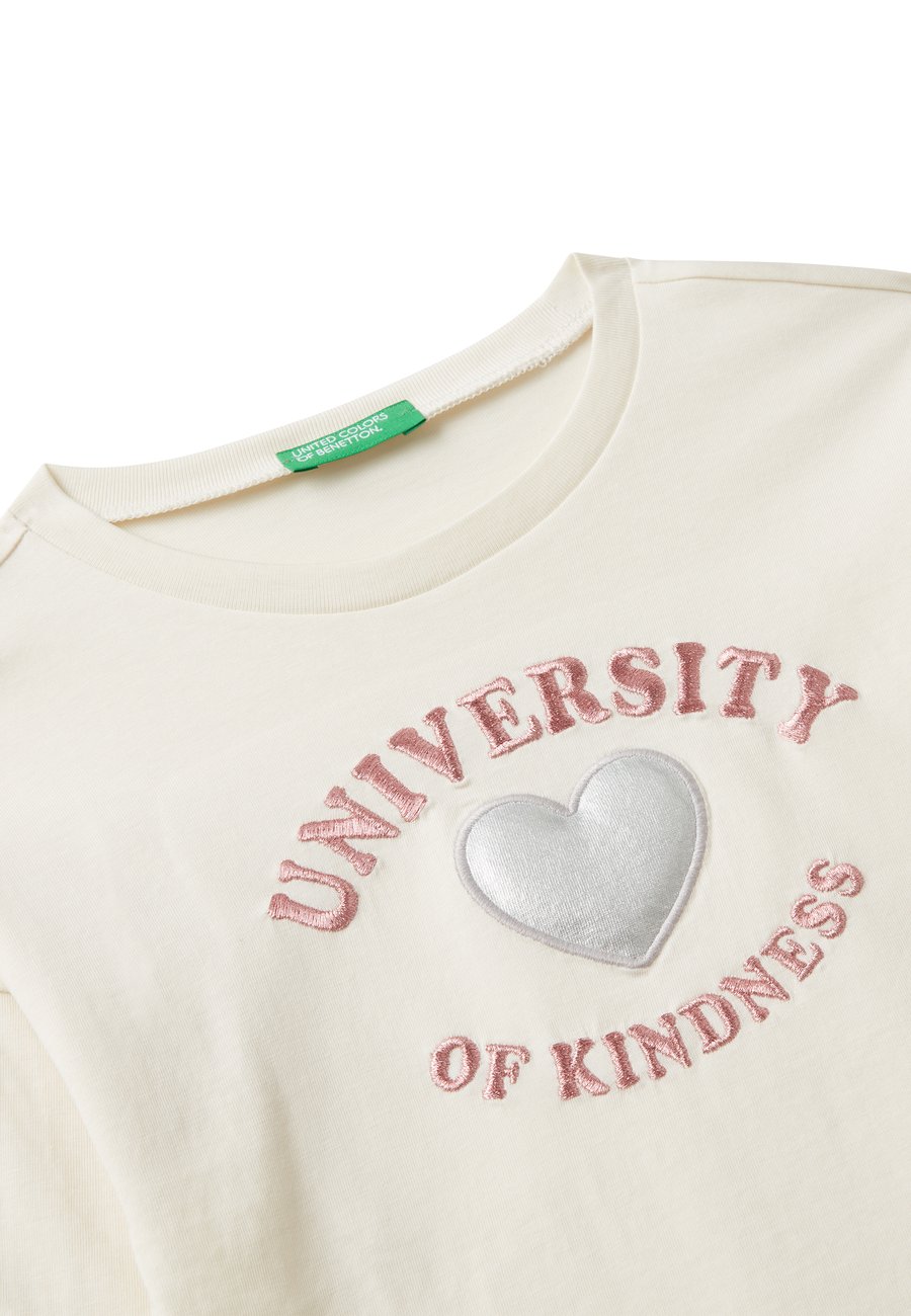 

Топ United Colors of Benetton LONG SLEEVES, DROPPED SHOULDER EMBROIDERY WITH PUFFY APPLIQUE, White