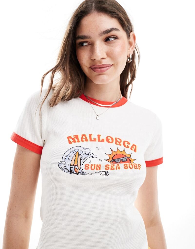 

Кремовая детская футболка с изображением майорки ASOS DESIGN