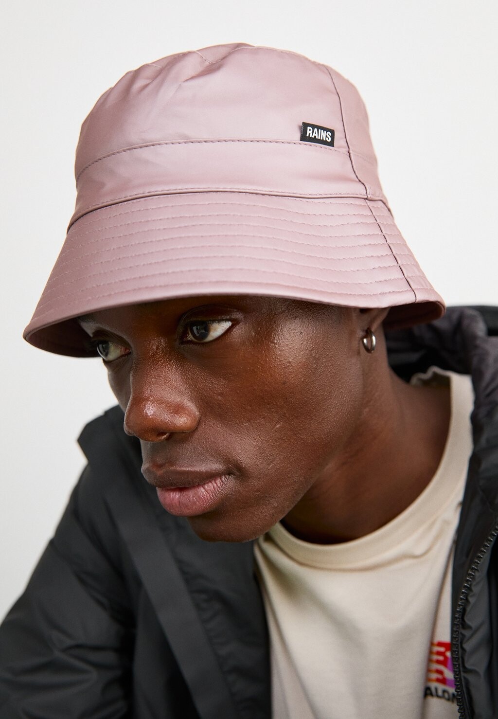 

Головной убор BUCKET HAT UNISEX Rains, розовато-золотой