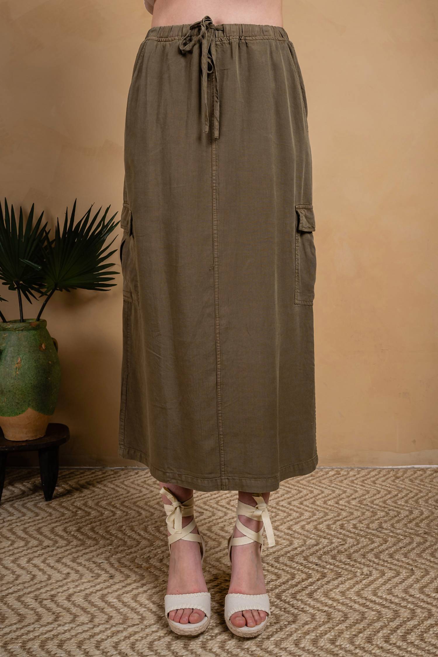 

Тенсел плиссированная юбка-карго с боковым разрезом в оливковом цвете PAPARAZZI