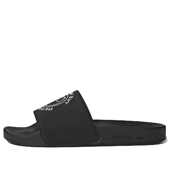 

Тапочки andre saraiva x adilette slide 'the world needs love' Adidas, черный
