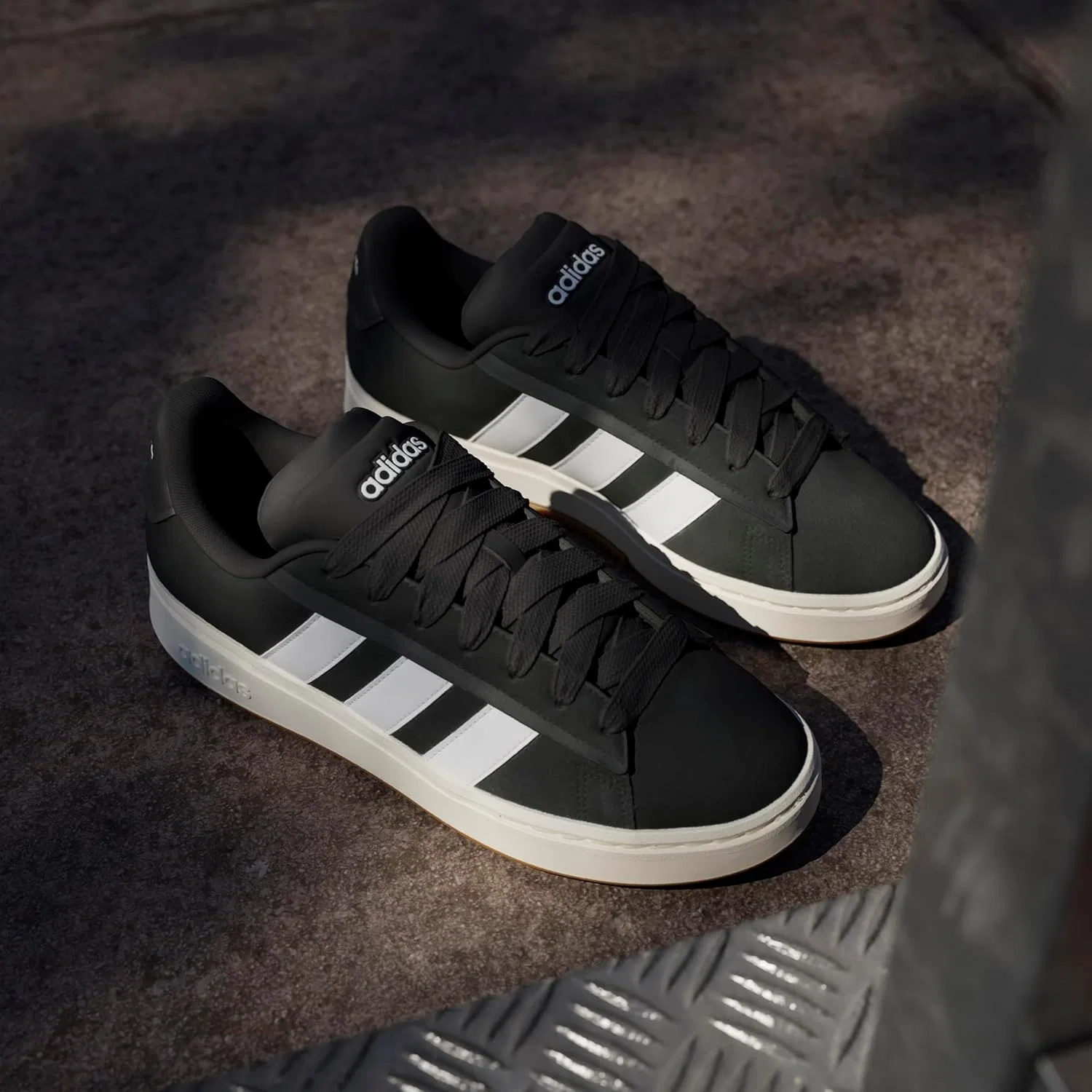 Кроссовки теннисные adidas, цвет Black/White/Gum — фото 3