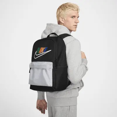 

Рюкзак Nike Heritage Backpack (25л), цвет Black/Wolf Grey/White