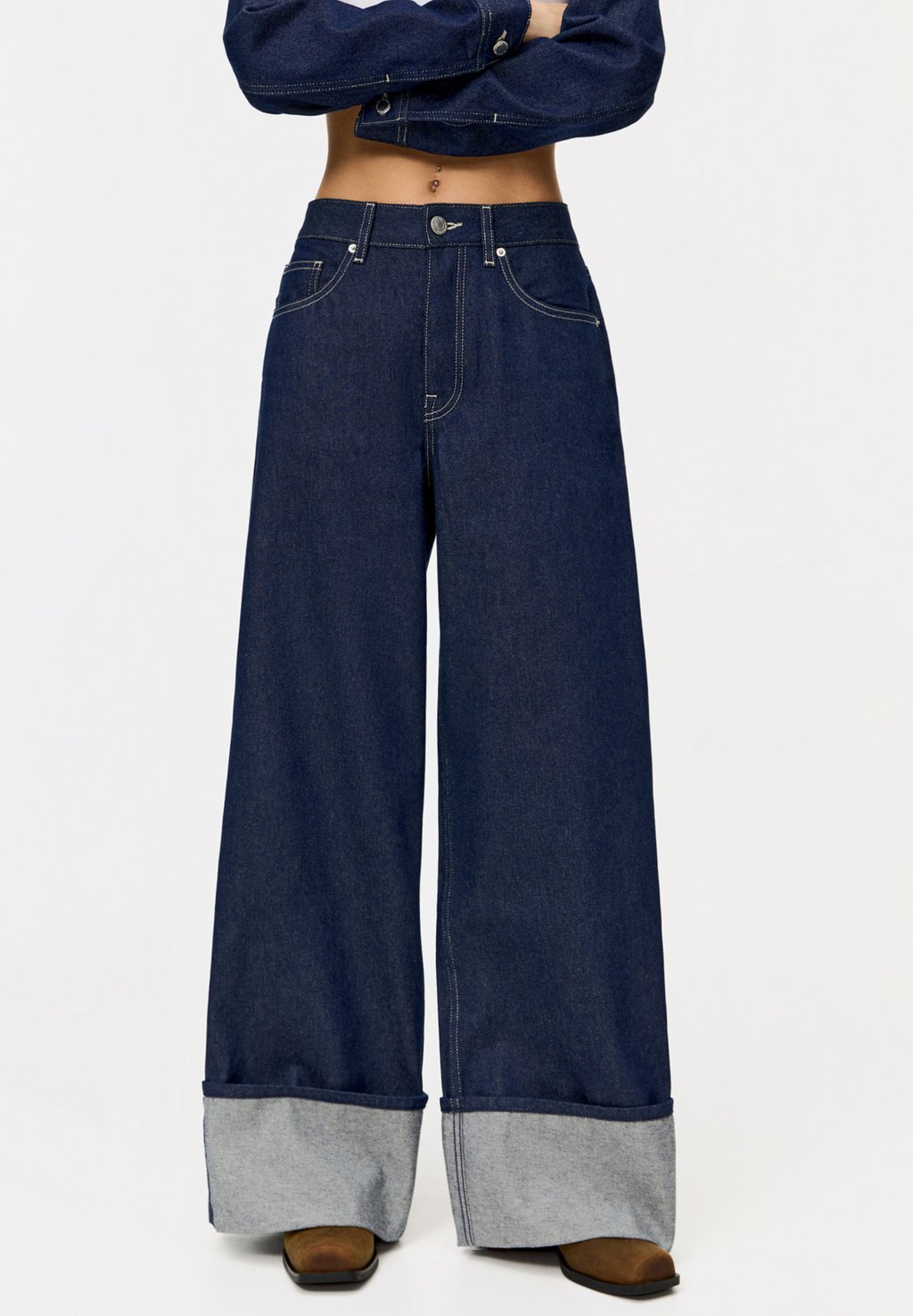

Расклешенные джинсы SUPER WIDE-LEG WITH TURN-UP HEMS PULL&BEAR, темно-синий