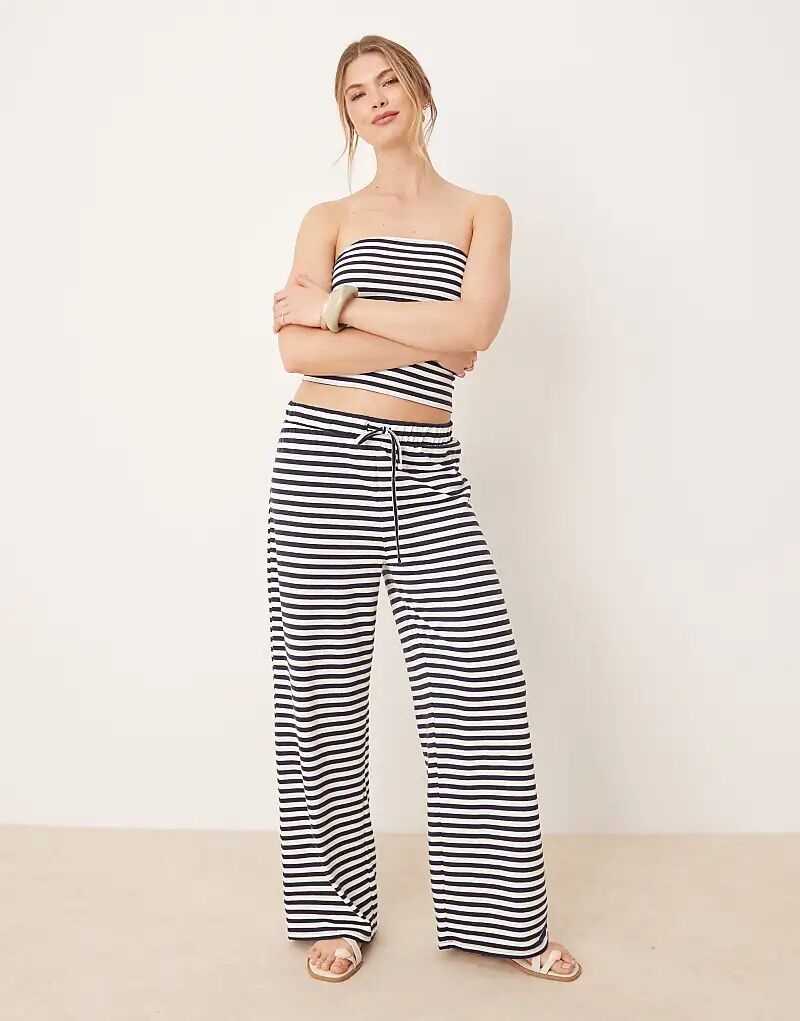 

Широкие брюки ASOS DESIGN с низкой посадкой в темно-синюю и белую полоску — часть комплекта