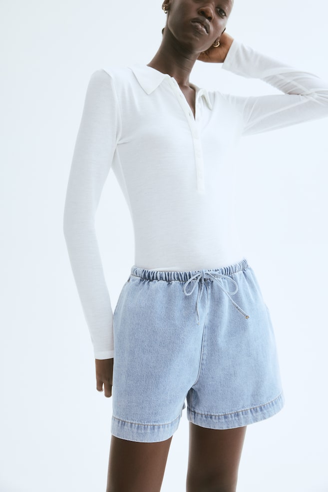 

Джинсовые шорты с завязками на шнурке H&M, синий