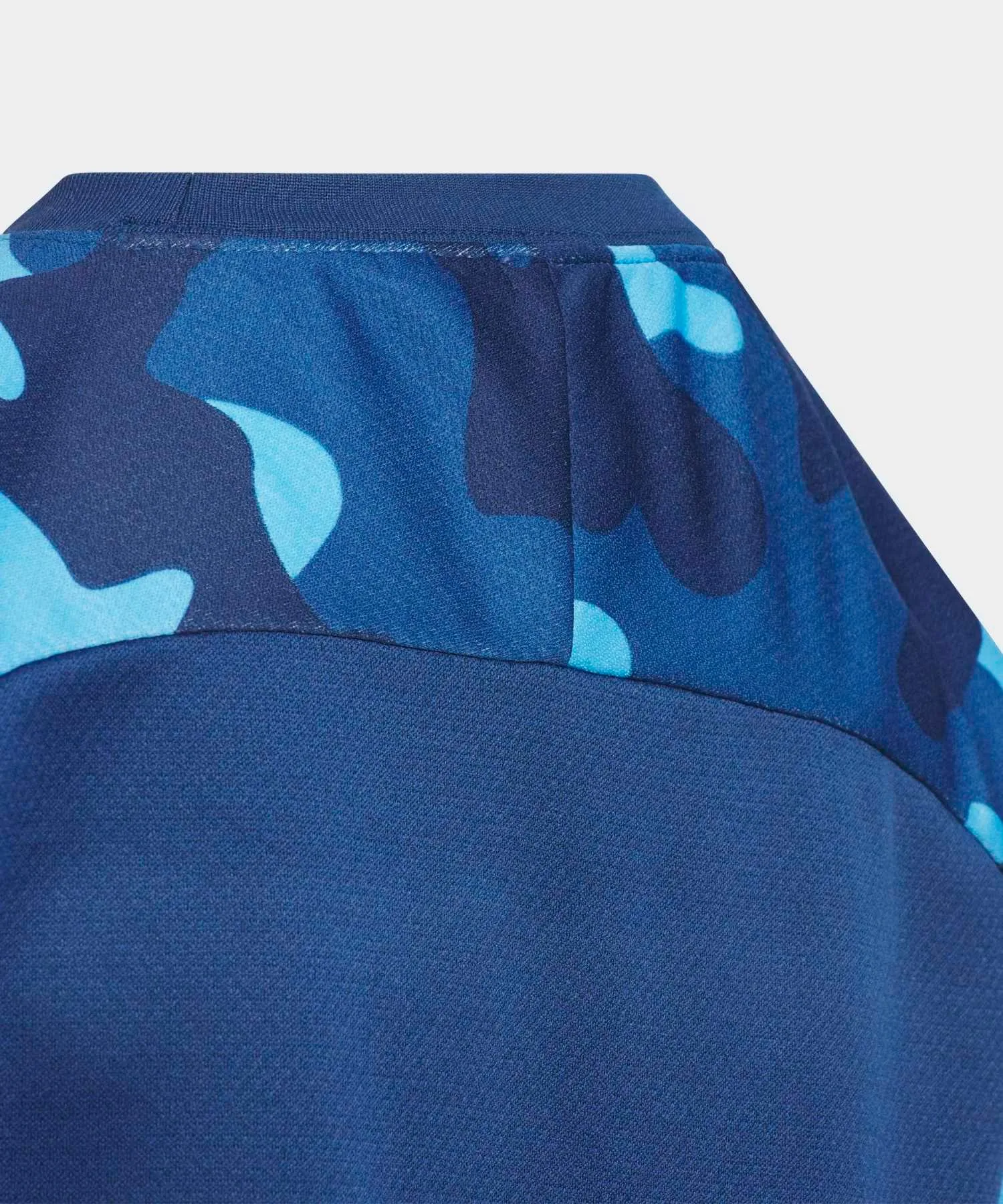 Детская футболка с камуфляжным принтом Essentials Camo Pack adidas синяя — фото 4