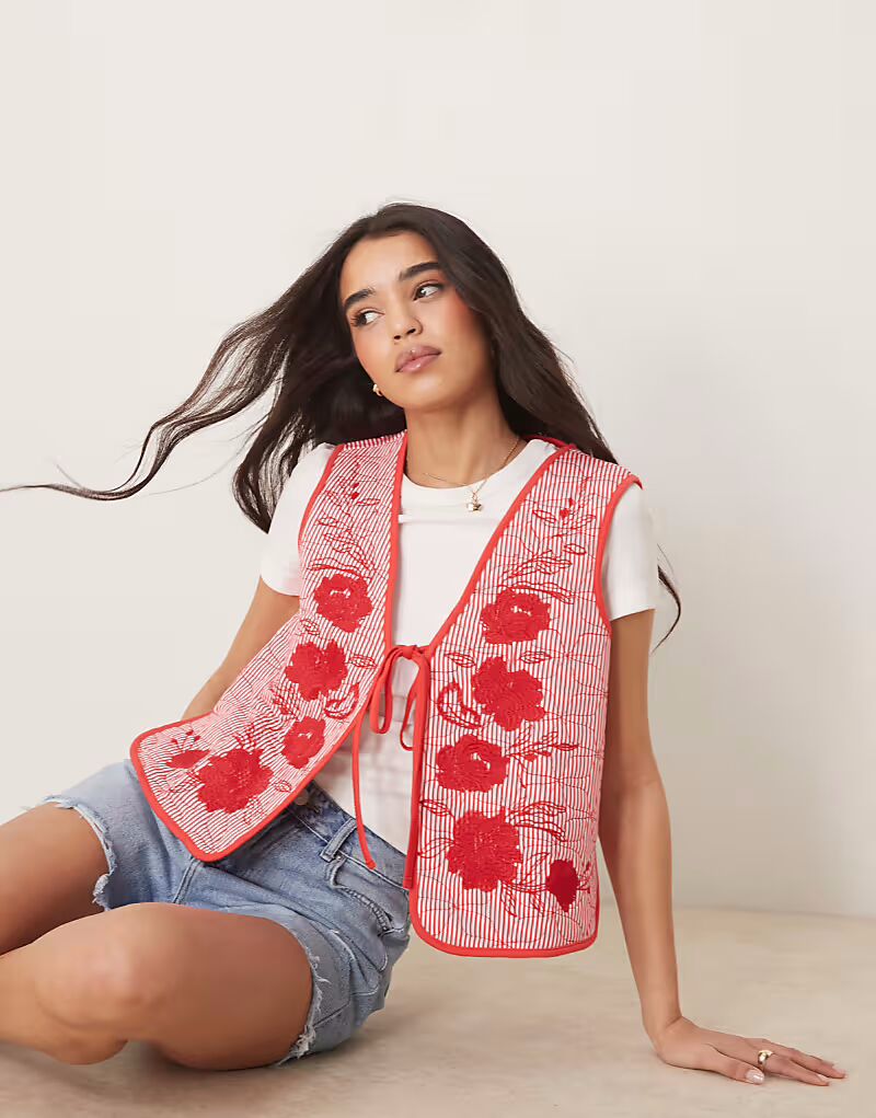 

Стеганый жилет ASOS DESIGN с вышивкой в ​​полоску красного и белого цвета