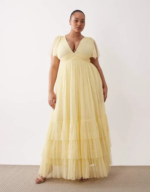 

Лимонное платье макси с развевающимися рукавами Lace & Beads Plus Bridesmaid Madison