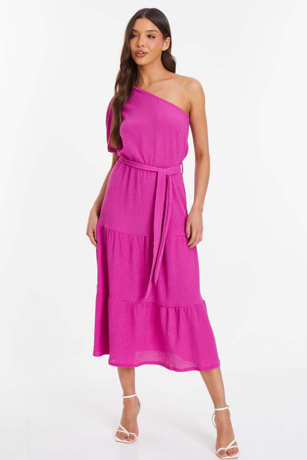 

Женское платье миди с фактурной тканью и одним рукавом Quiz, розовый