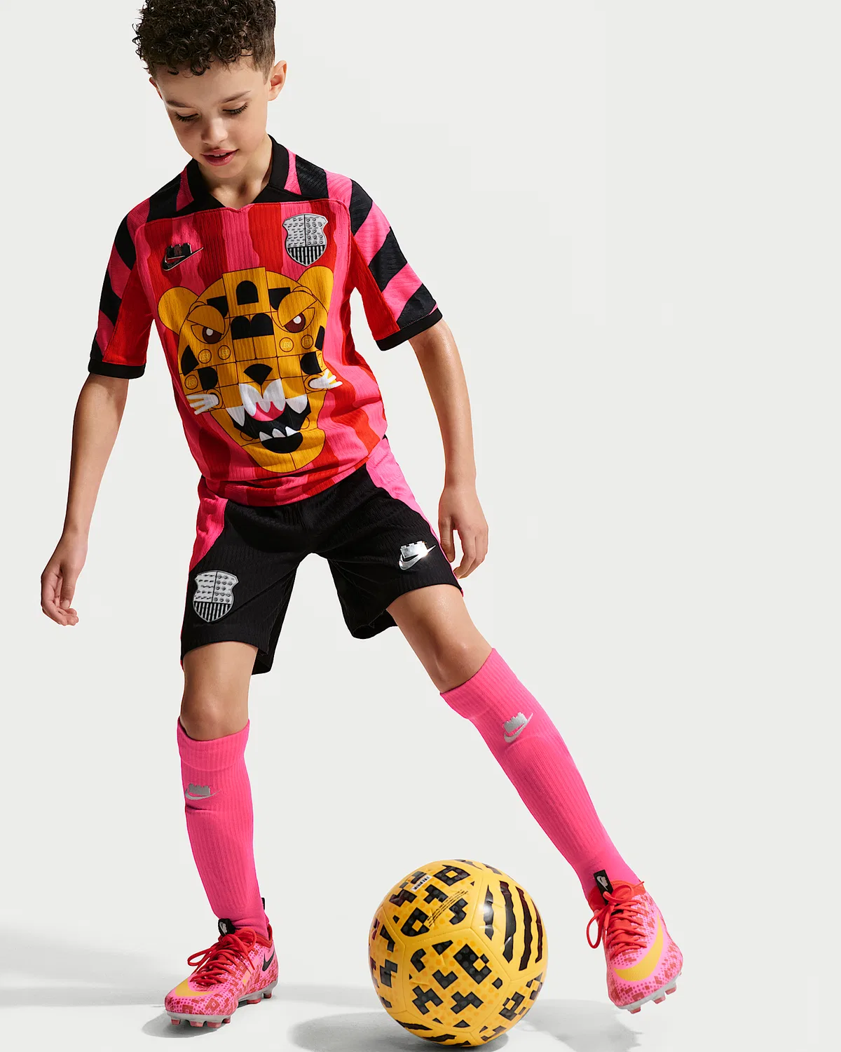 Детские футбольные шорты Aero-FIT Nike x LEGO® Collection, Black/Hyper Pink/Hyper Pink — фото 4