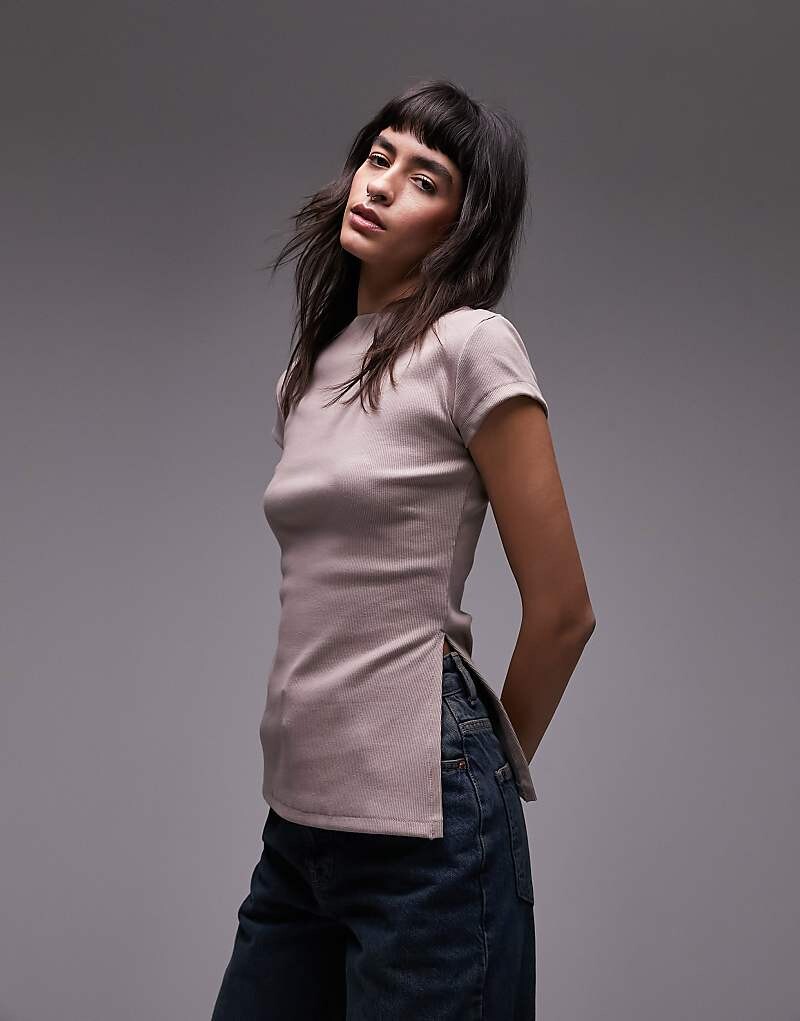 

Topshop – Выцветшая розовая футболка с высоким воротником в рубчик и разрезом по бокам