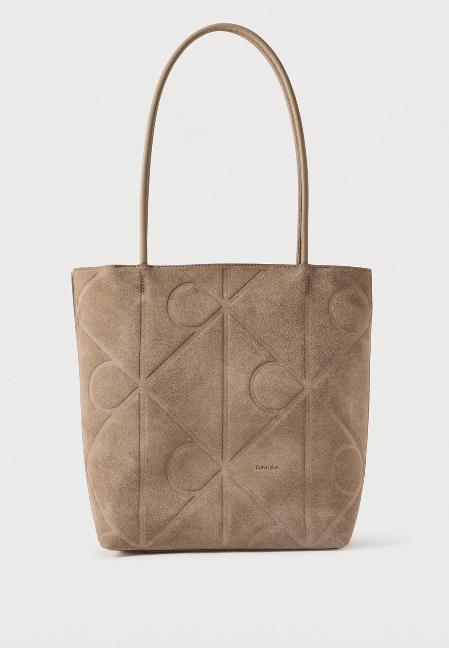 

Сумка Calvin Klein EMBLEM SMALL TOTE, Desert Taupe/Taupe