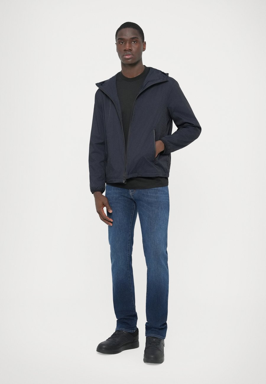 Куртка Emporio Armani BLOUSON JACKET, Iconico Blu Navy/Dark Blue — фото 2