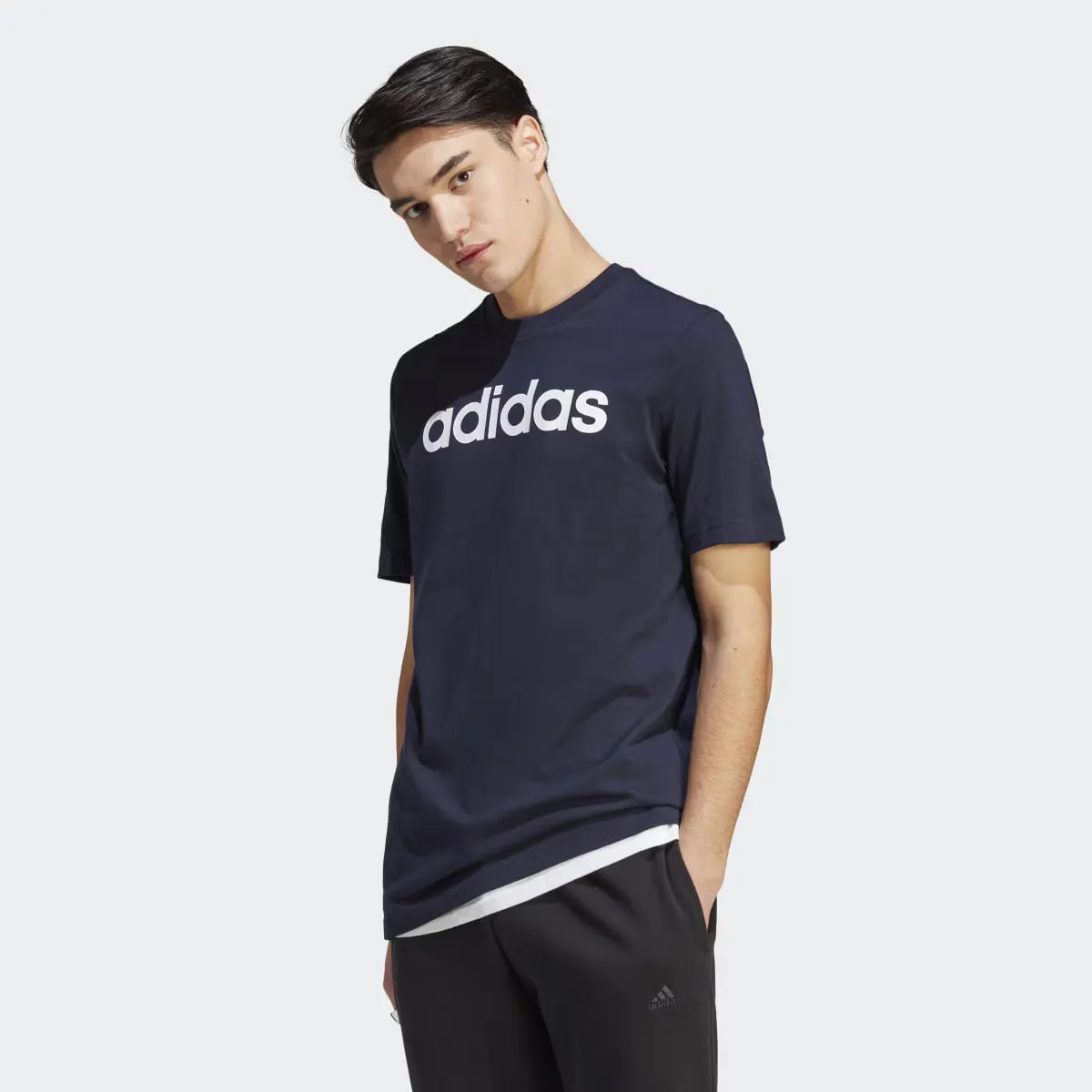 

Футболка мужская Adidas Essentials Single Jersey Linear с вышитым логотипом, темно-синий/белый