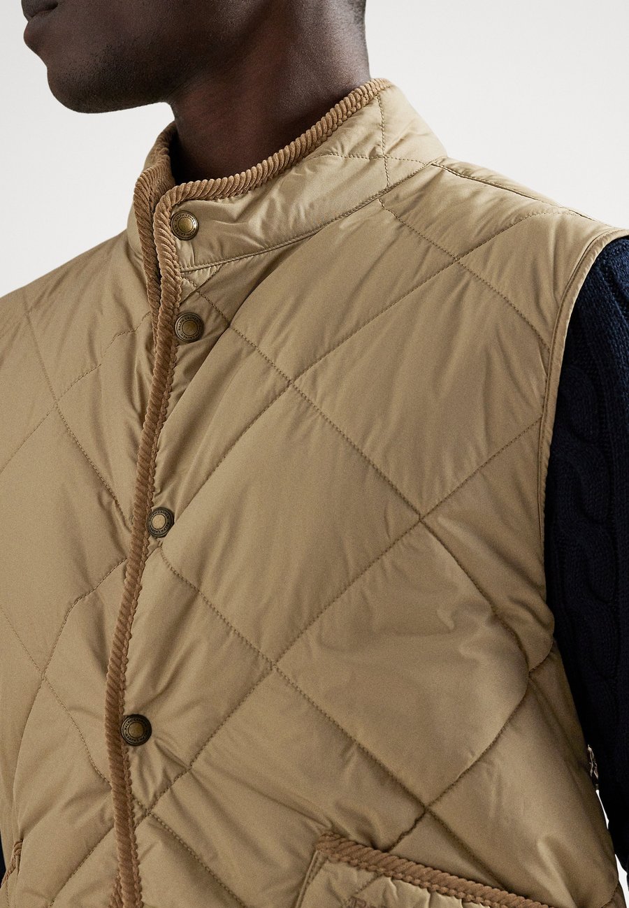 Куртка Polo Ralph Lauren THE HURSTON QUILTED UTILITY VEST, Desert Khaki/Khaki — фото 4