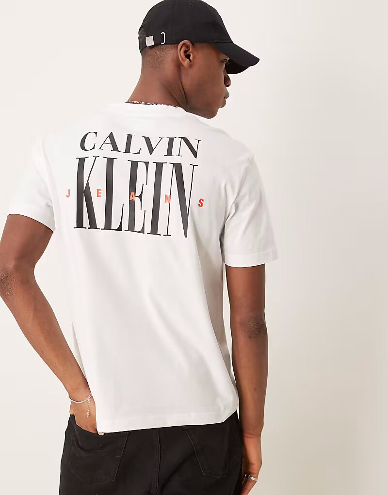 

Футболка с принтом логотипа Calvin Klein Jeans сзади белого цвета