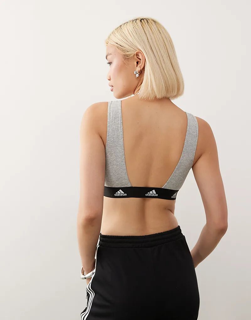 Укороченный топ из хлопка Adidas Active Comfort светло-серого цвета — фото 4