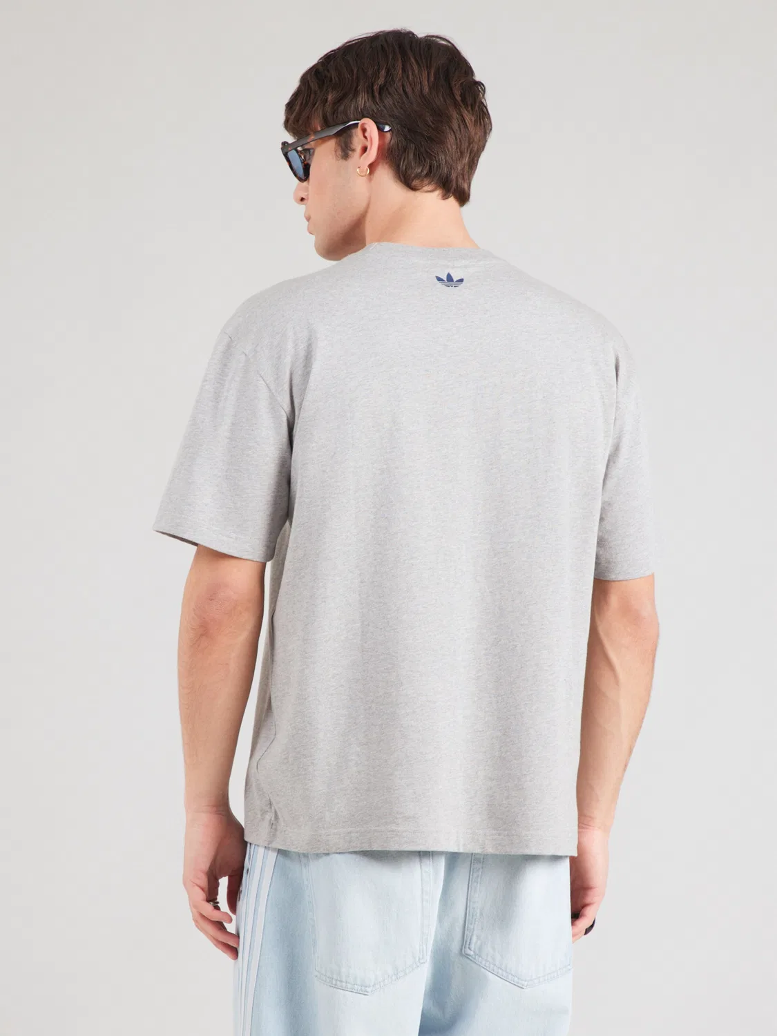 Футболка Adidas Originals светло-серого цвета — фото 4