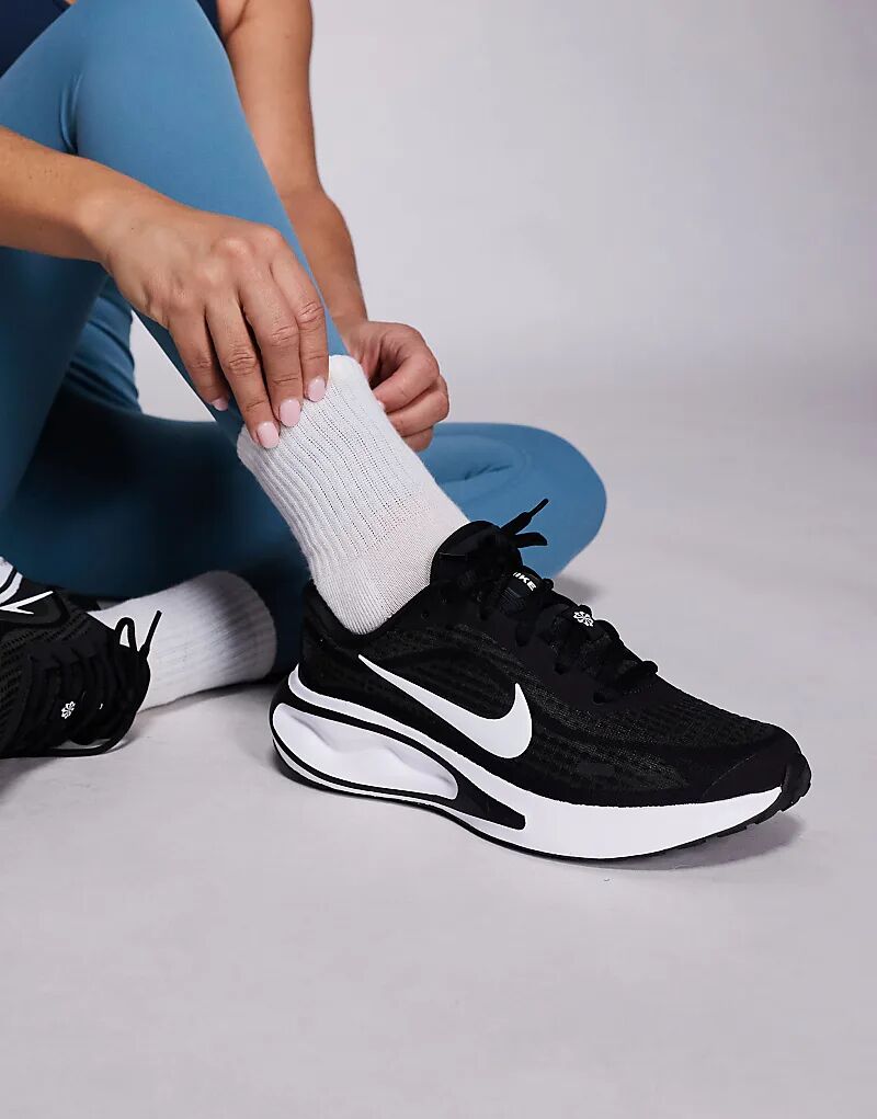 Кроссовки Nike Running Journey Run в черно-белом цвете