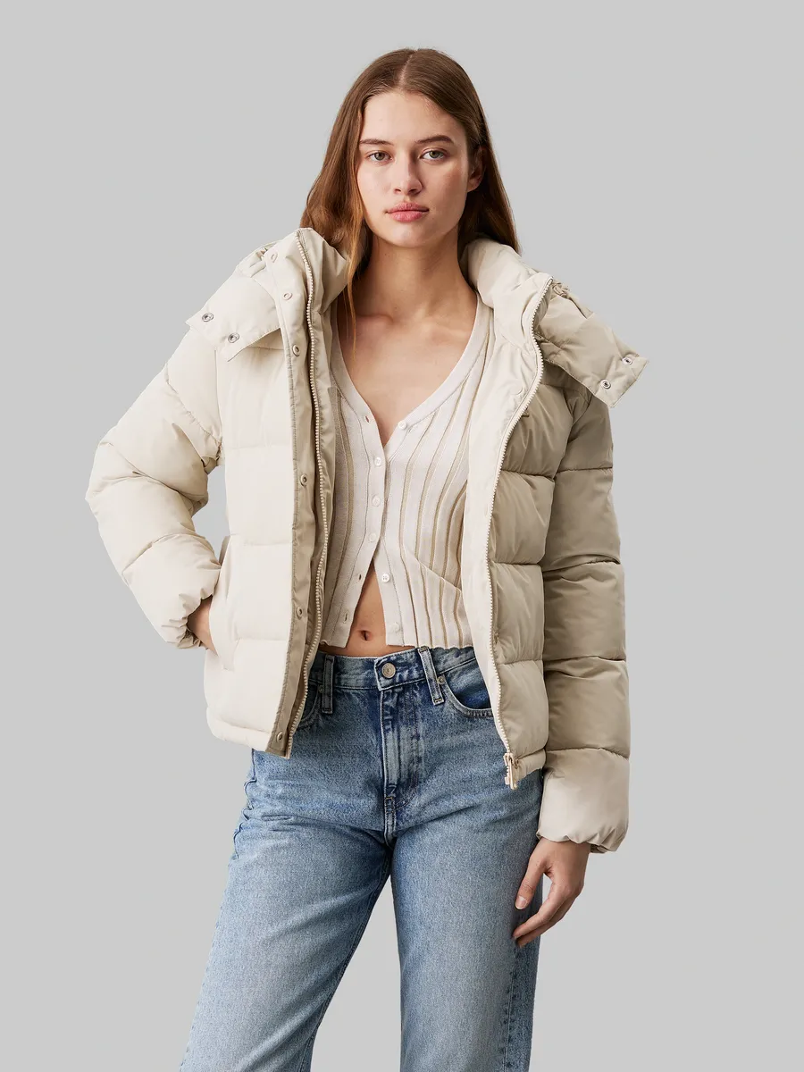 

Стеганая куртка Calvin Klein Jeans "MATTE MONOLOGO ND SHORT PUFFER", с капюшоном, с логотипом, цвет Pelican