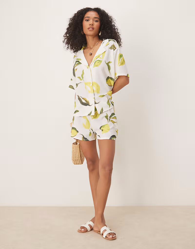 

Шорты ASOS DESIGN с принтом лимона
