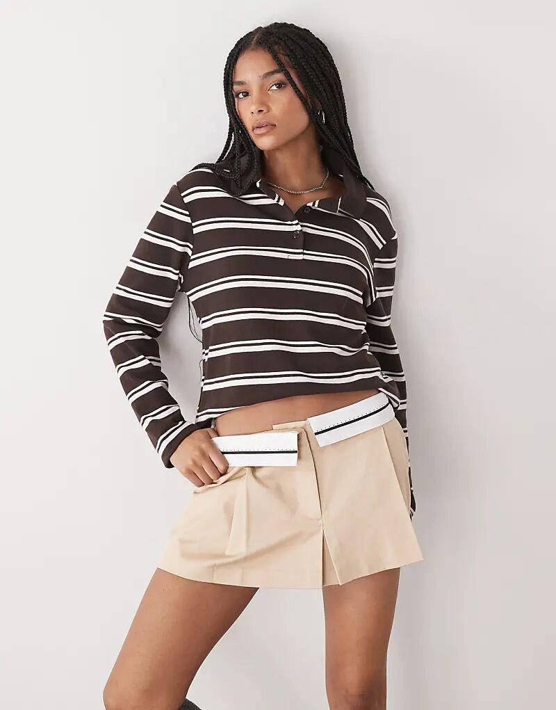 

Мини-юбка Monki бежевого цвета с плиссировкой и отворотом на поясе