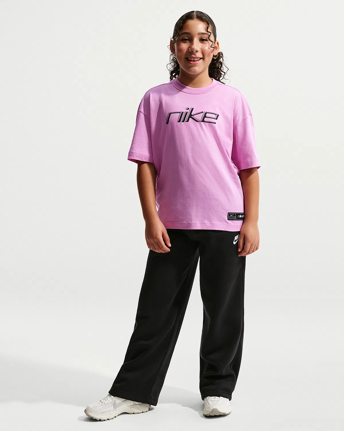 Детская (для девочек) футболка оверсайз Nike Sportswear, Light Magenta/Black/Black — фото 4