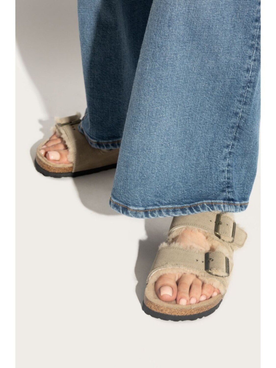 Сандалии на меху Birkenstock Arizona Shearling Suede Leather, бежевый — фото 3