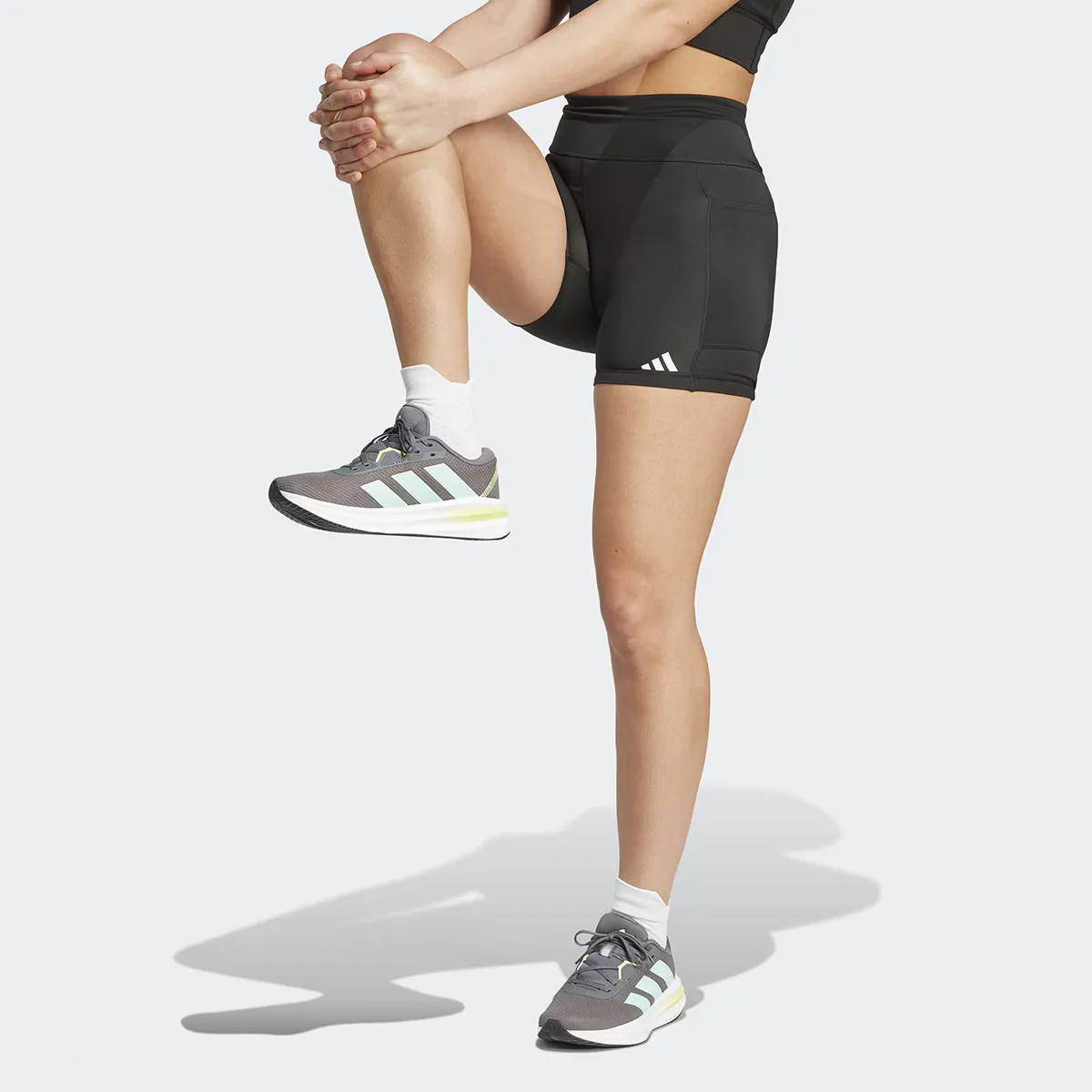 

Короткие женские леггинсы Adidas Own the Run, черный