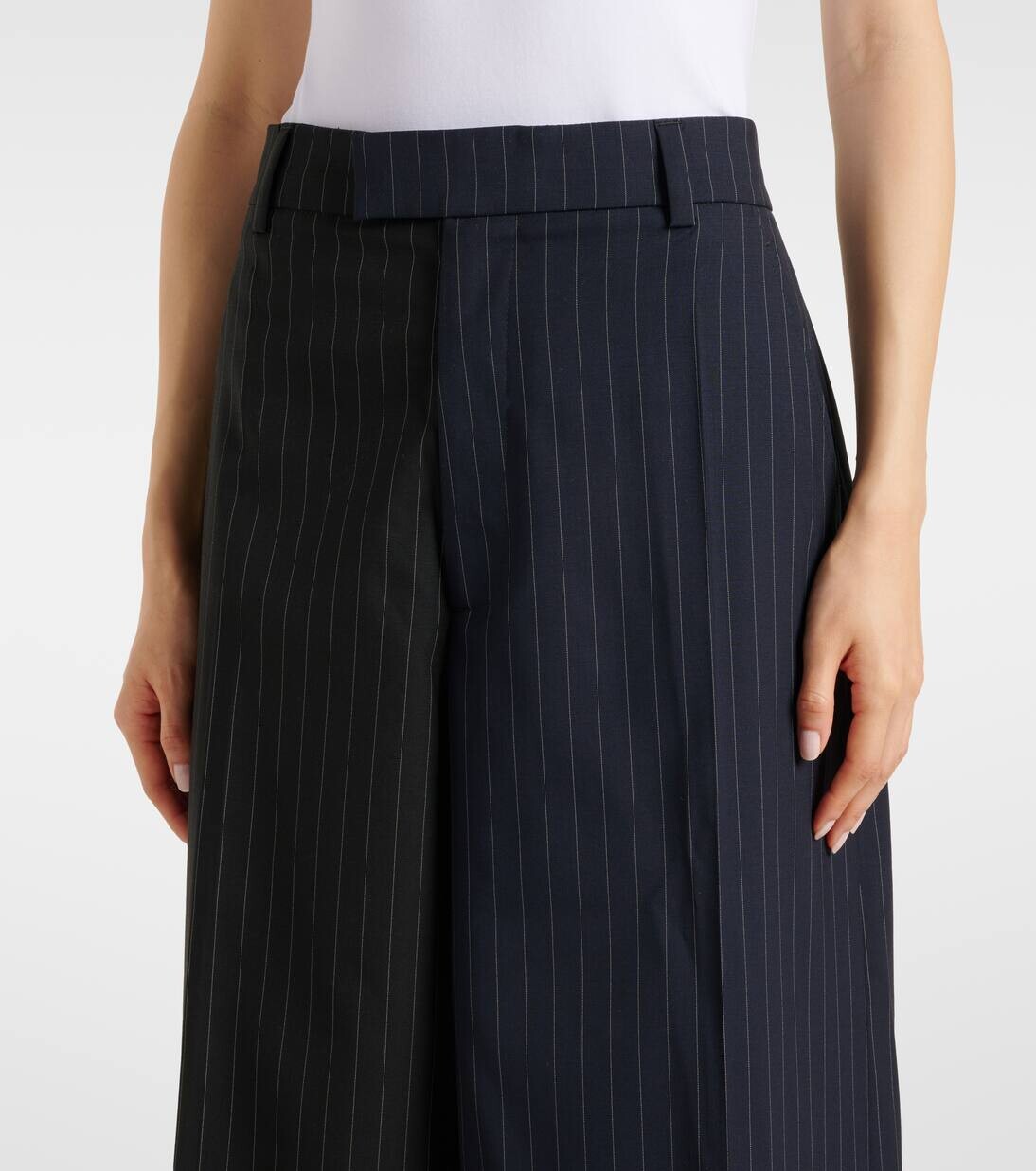 Широкие брюки из шерсти в тонкую полоску Vetements, цвет black/navy pinstripe — фото 4