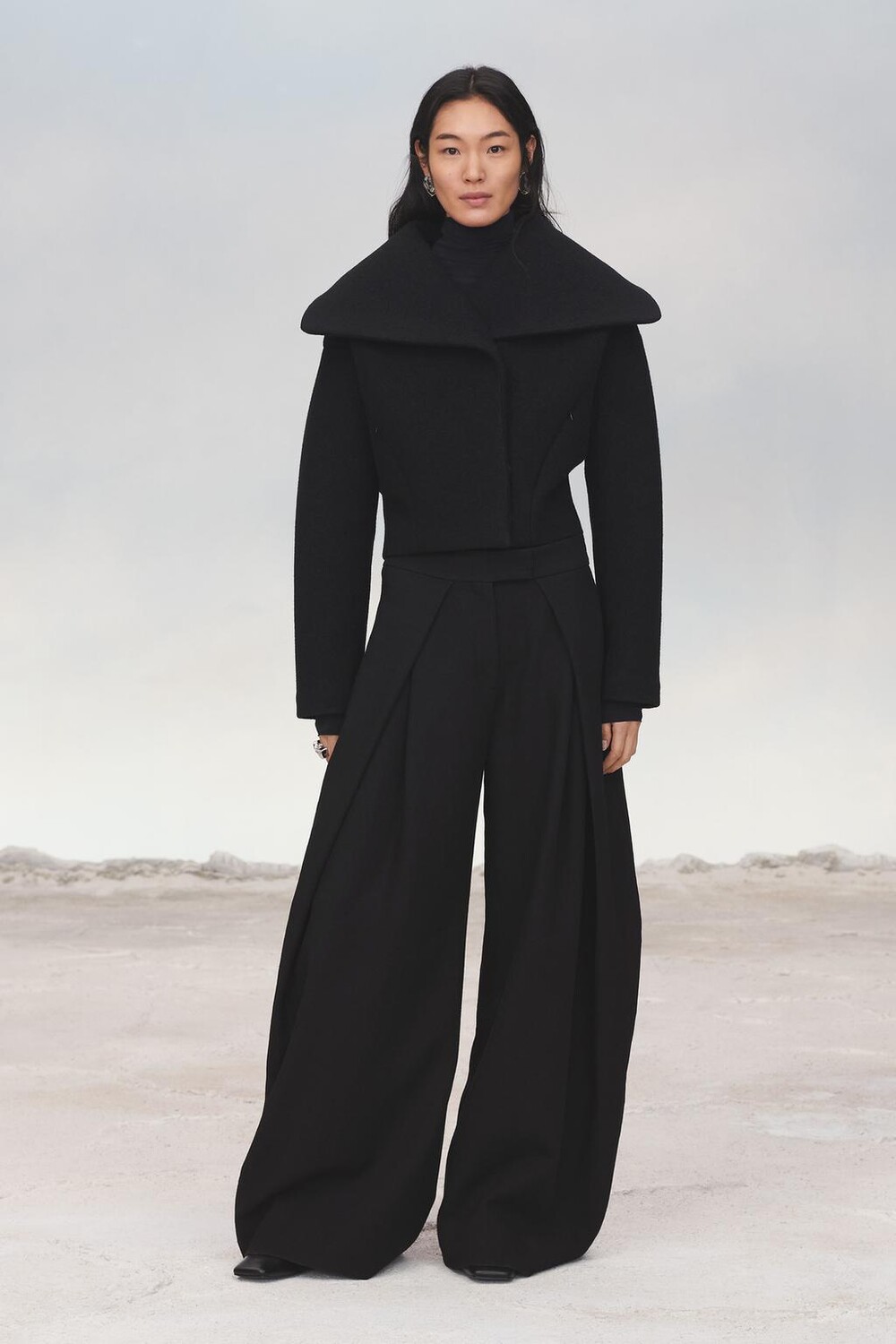 

Укороченная куртка из 100% шерсти ZARA, черный