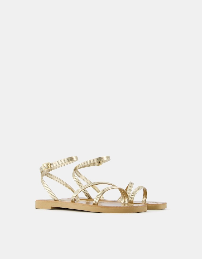 

Сандалии на плоской подошве с металлическим ремешком Bershka, золотой