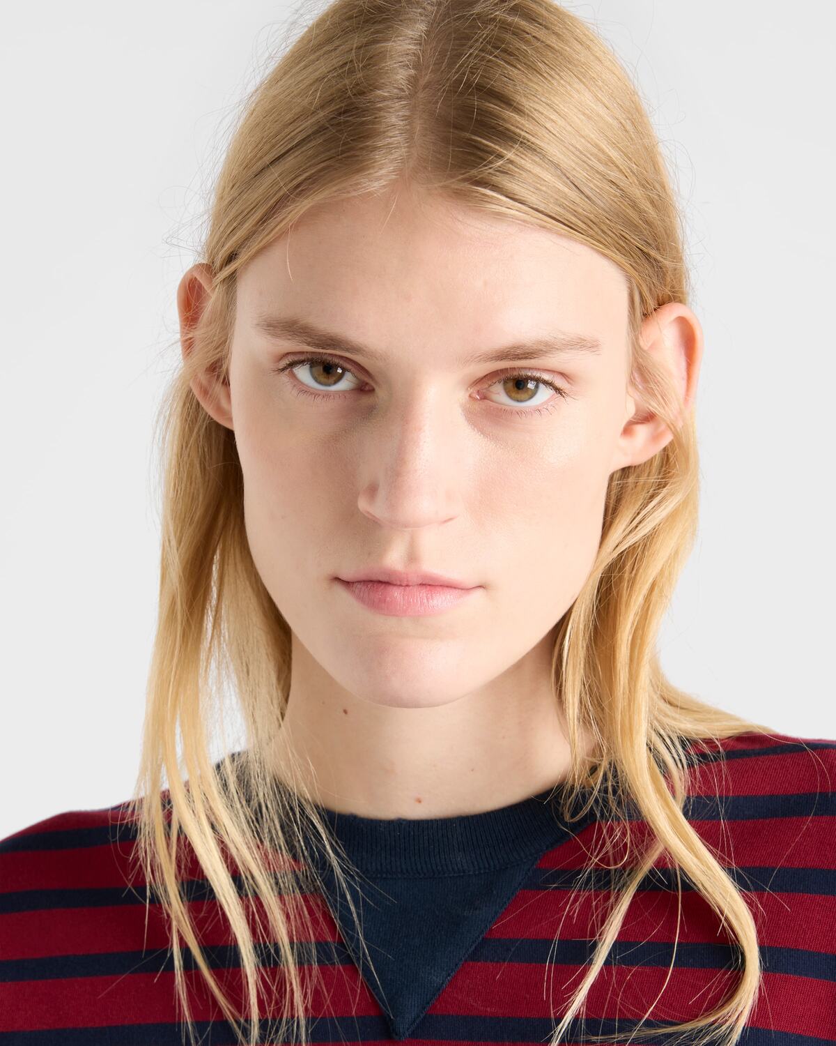 Длиннослитная футболка из джерси в полоску Prada, амарант/синий — фото 3