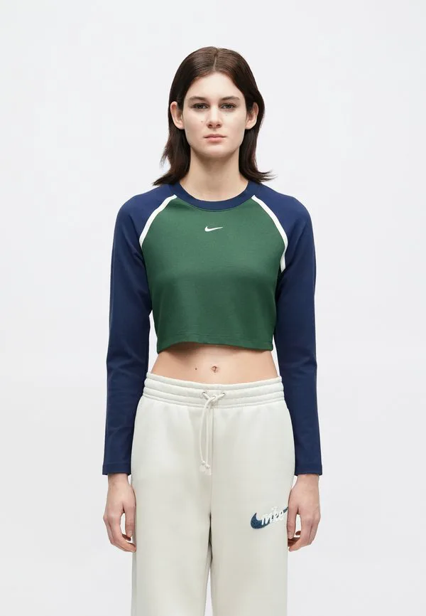 Яркий укороченный топ с длинными рукавами в уличном стиле Nike Sportswear, Fir/Midnight Navy/Chalk — фото 4