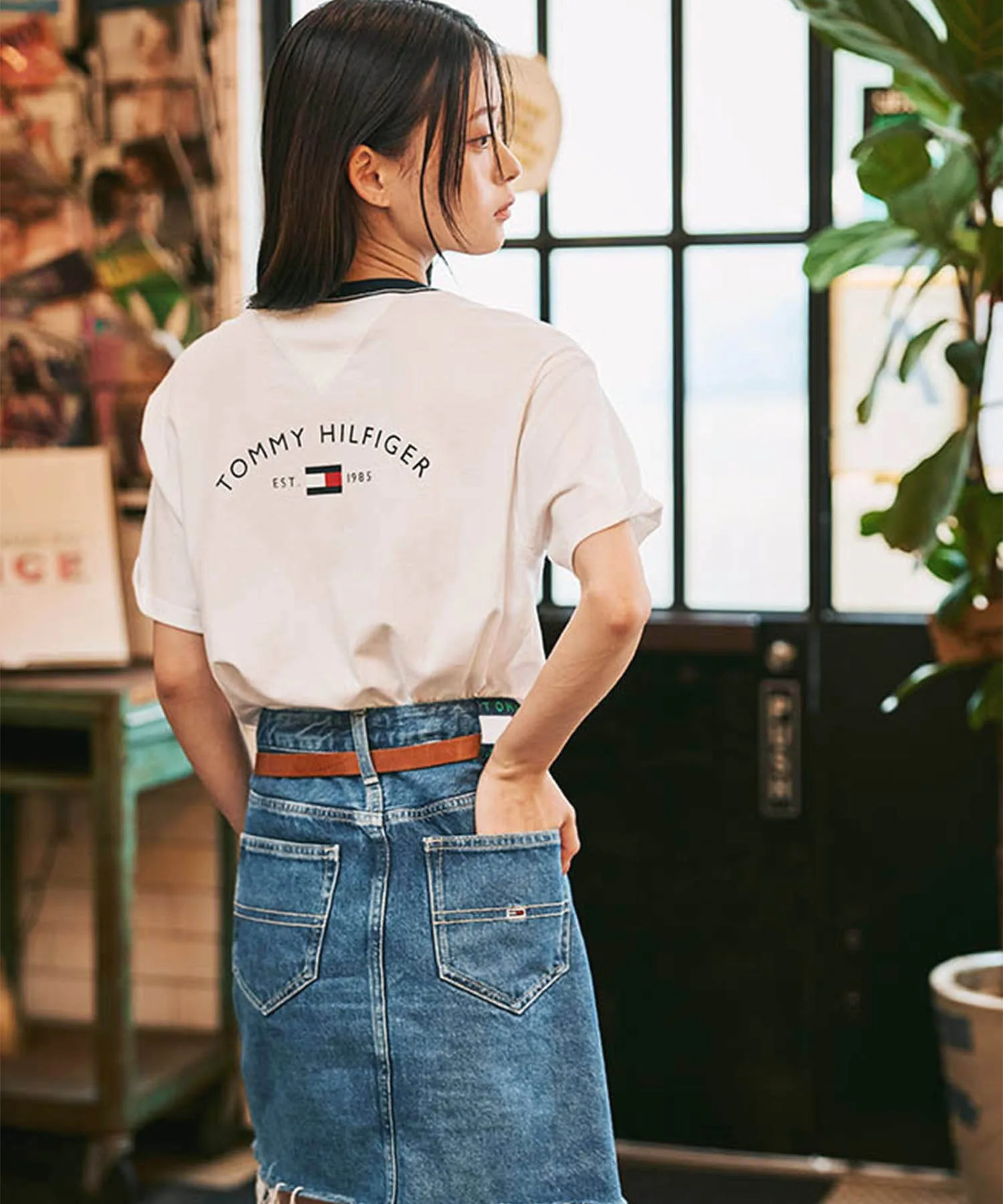 Унисекс футболка Tommy Hilfiger 80S с логотипом и принтом белая — фото 2