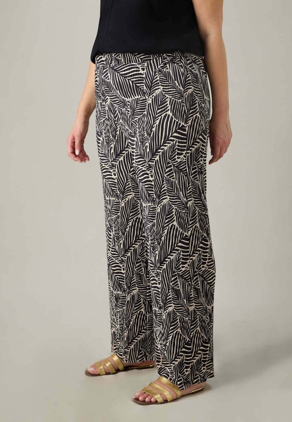 

Брюки MONO LEAF PRINT PLISSE Live Unlimited London, черный