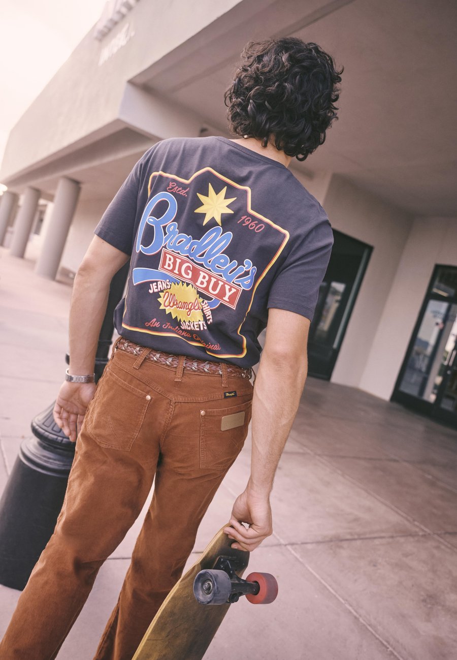 

Футболка Wrangler WRANGLER X STRANGER THINGS BRADLEYS BIG BUY TEE, Washed Black/Black, Черный, Футболка Wrangler WRANGLER X STRANGER THINGS BRADLEYS BIG BUY TEE, Washed Black/Black