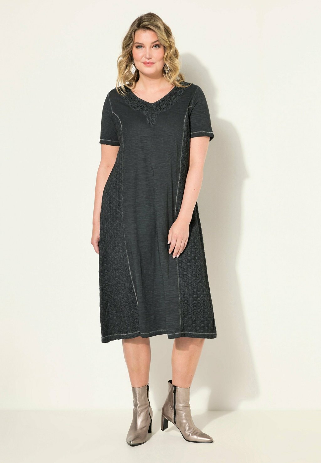 

Платье из джерси COLD-DYED A-LINE HALF-SLEEVE WITH V-NECK WITH EYELET EMBROIDERY MIAMODA, серый