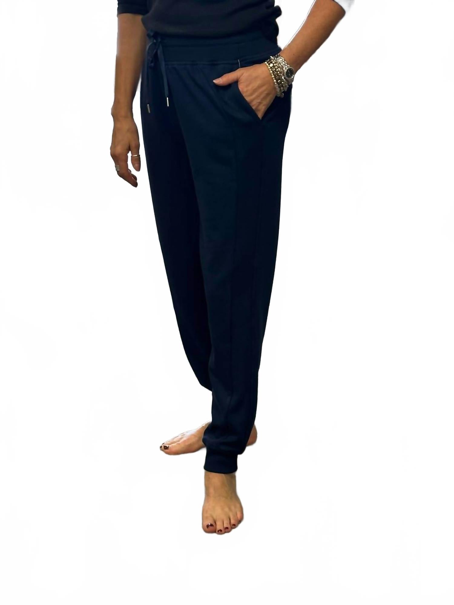 

Брюки-джоггеры с карманами на манжете в темно-синем цвете Lulu-B