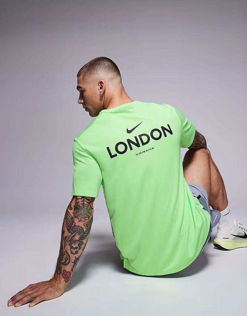 

Футболка Nike Running Miler City Marathon зеленого цвета