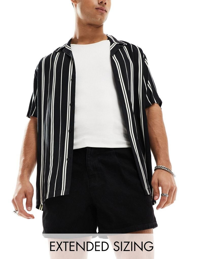 

Черные джинсовые шорты средней длины со складками ASOS DESIGN