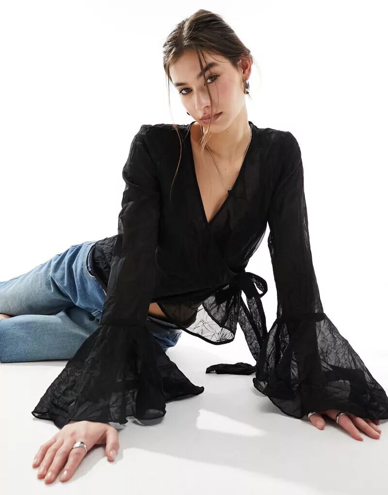 

Черная блузка с запахом Monki, расклешенными манжетами и завязкой на талии