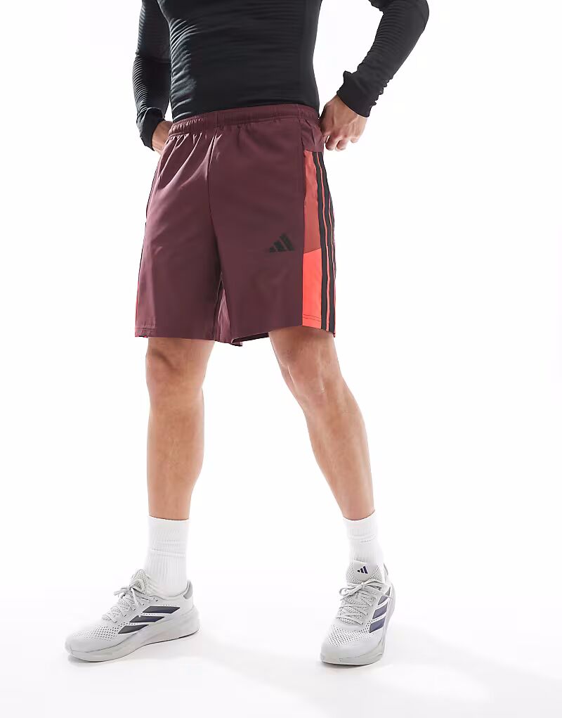 

Шорты Adidas Training Essentials с тремя полосками бордового цвета