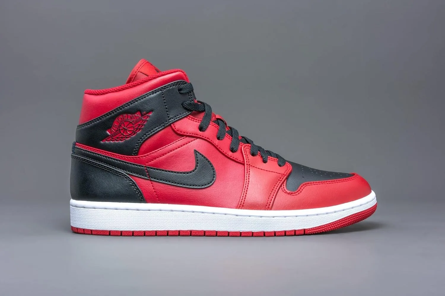 Мужские кроссовки Jordan Air 1 Mid Hi-Top Nike, белый/черный/красный — фото 2