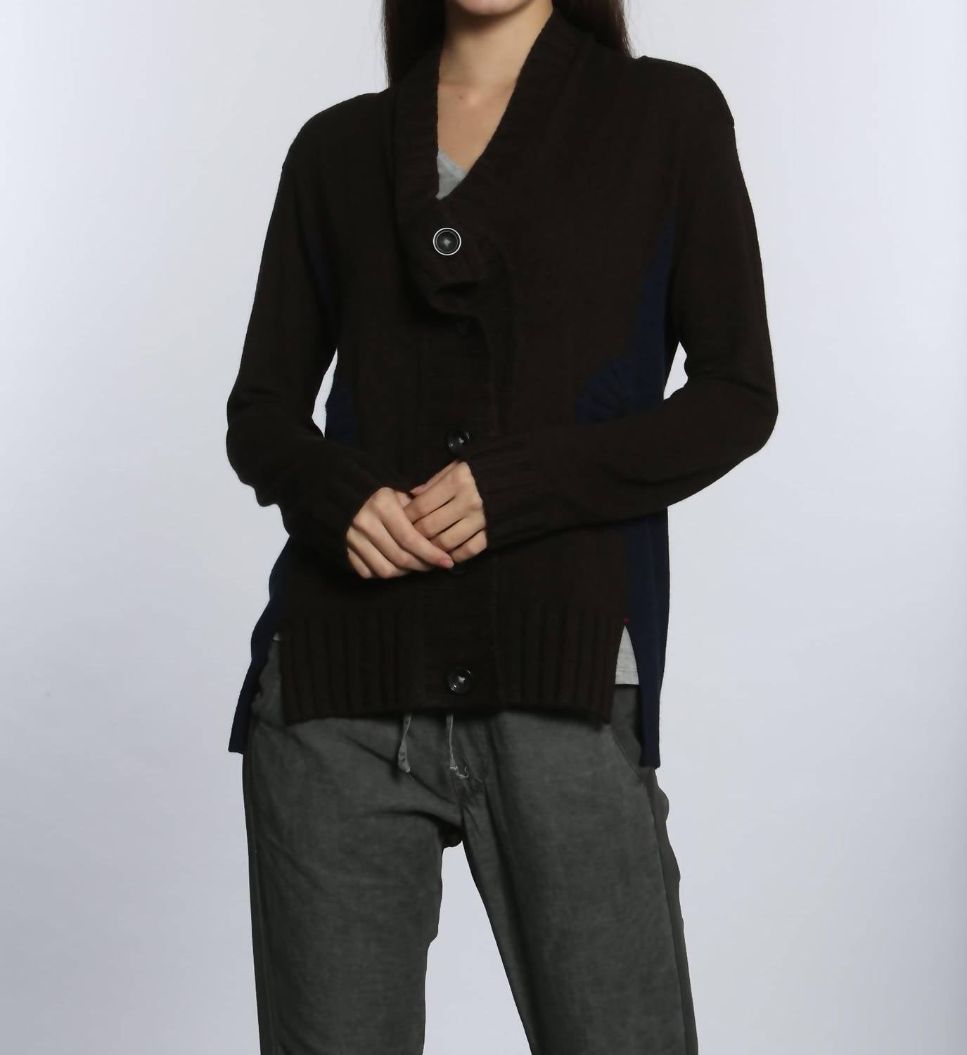 

Женский кардиган Willow на пуговицах в цвете коричневый/темно-синий LABEL+thread